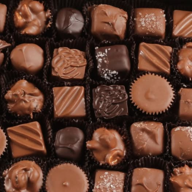 Deluxe Assortment Chocolate Box 4 oz